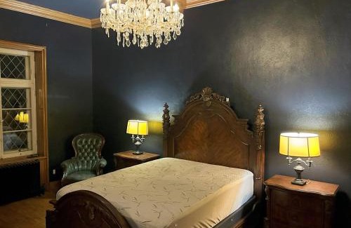 Sherbrooke Apartment | Winston Churchill