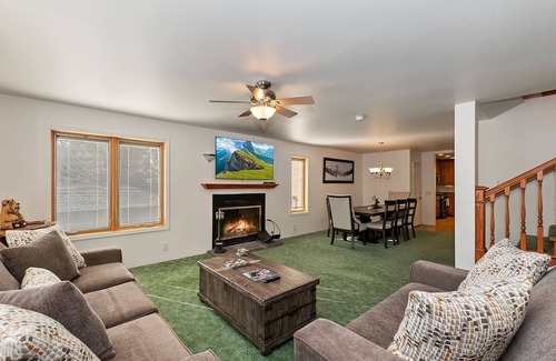 Whispering Forest Cabin | Winter Haus by Destination Big Bear: Whispering Forest Neighborhood! Walk to the National Forest! Ski Slope Views!