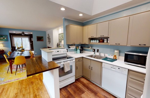 Mendon House | Winter Lore – 4BR Mountain Getaway w/Hot Tub, Game Room & Pet-Friendly Vibes!