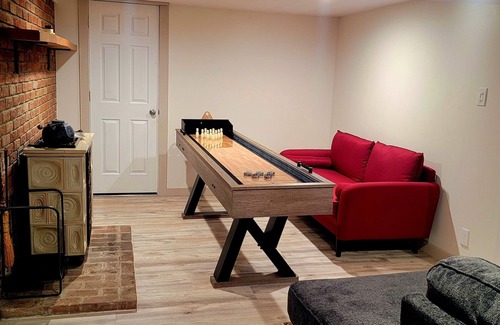 Mendon House | Winter Lore – 4BR Mountain Getaway w/Hot Tub, Game Room & Pet-Friendly Vibes!
