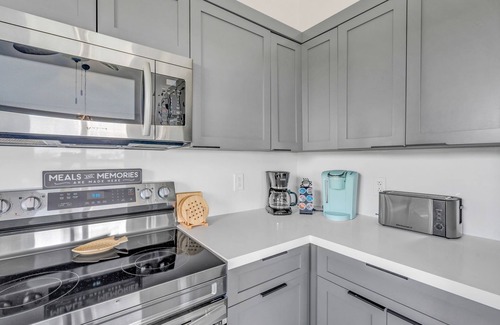 Key Colony Beach House | Winter Sale! Cabana Club, Dock, Kayak Launch, Pet Friendly