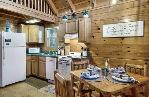 Pigeon Forge Cabin | WINTER SPECIAL!EZ ROADS!HOT TUB, CENTRAL LOCATION TO THE ATTRACTIONS!
