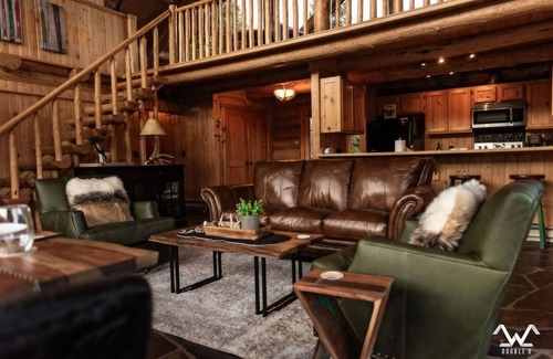 Gallatin Gateway Cabin | Winter Wonderland Cabin! Sleeps 12! Awesome Hot Tub and Fireplace!