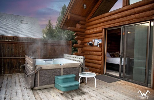Gallatin Gateway Cabin | Winter Wonderland Cabin! Sleeps 12! Awesome Hot Tub and Fireplace!