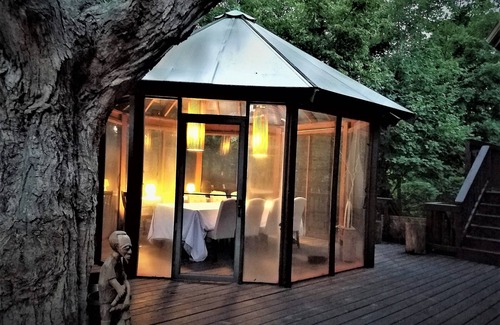 Racine Apartment | Wisconsin Treehouse Getaway!