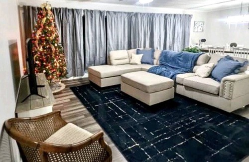 Pineville House | With KING suite