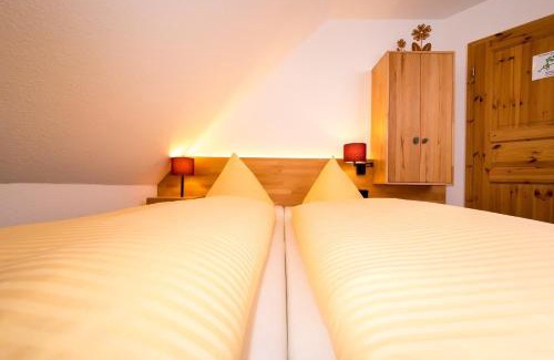 Willebadessen Hotel | Wohlfühlhotel IM SCHLOSSPARK - Self CheckIn