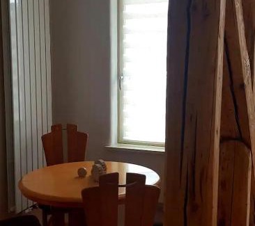 Neudietendorf Apartment | Wohnen im Dreiseitenhof mit Galerieschlafzimmer