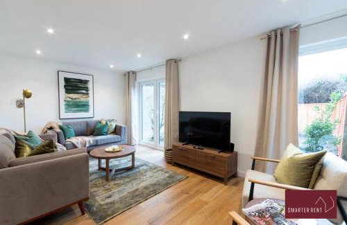 Knaphill Apartment | Woking - 3 Bedroom House - With Garden