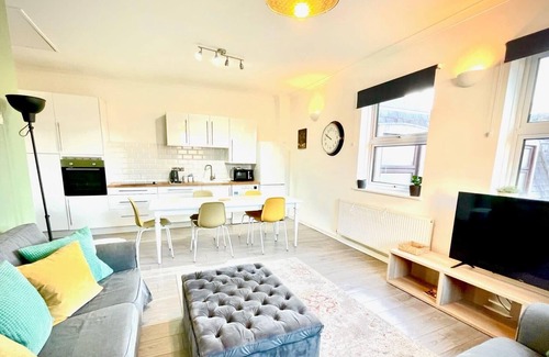 Wokingham Apartment | Wokingham Stylish 4 bedroom Townhouse Central Wokingham 41
