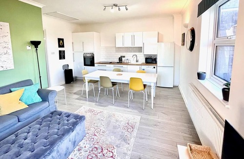 Wokingham Apartment | Wokingham Stylish 4 bedroom Townhouse Central Wokingham 41