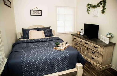 Amarillo House | Wolflin Hideaway Conveniently located off I-40