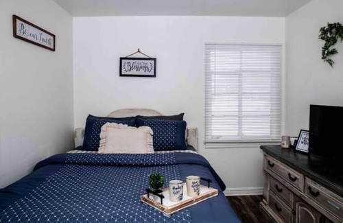 Amarillo House | Wolflin Hideaway Conveniently located off I-40