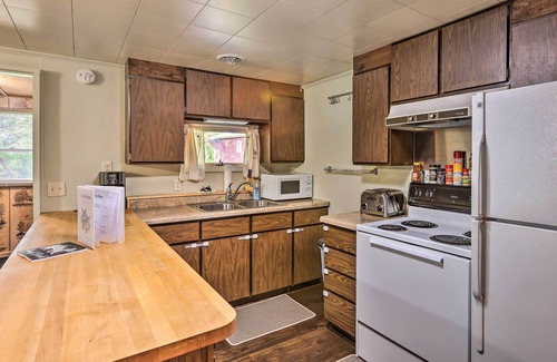 Baldwin Cabin | Wolfs River Retreat w/Yard & River Access!