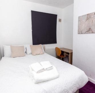 Wolverhampton Apartment | Wolverhampton 4-Bed Contractor & Family House