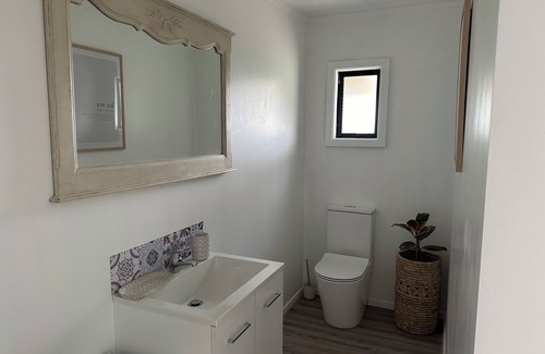 Gisborne House | Wonderful 1-bedroom bungalow in Gisborne with great views ,close to the beach