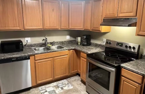 Warner Robins Condo | Wonderful 2-BR Condo/3mi. from Aviation Museum