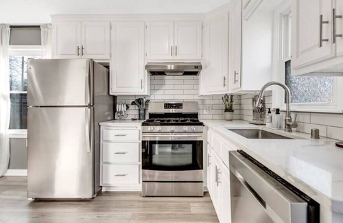 St. Louis Park House | Wonderful 3 Level Cozy Home l Telsa Super Charger