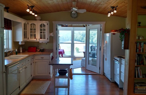 Franklin Cottage | "Wonderful cabin getaway" "Just what we wanted" "Oh, the view from the sunroom"