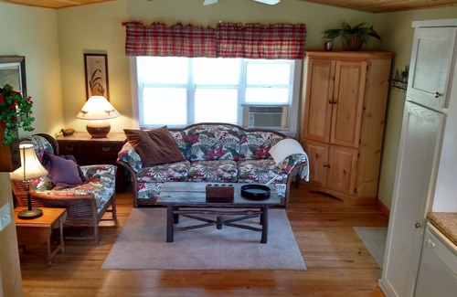 Franklin Cottage | "Wonderful cabin getaway" "Just what we wanted" "Oh, the view from the sunroom"