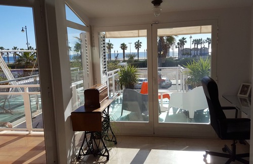 La Malva-rosa Ski Chalet | Wonderful chalet with sea views directly on Playa Malvarrosa in Valencia