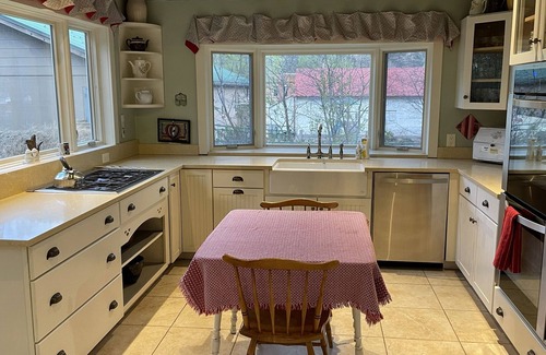 New Castle House | Wonderful family home that welcomes your family to sit and stay!