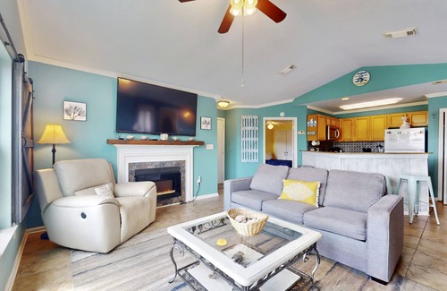 Gulf Shores Condo | Wonderful Family Retreat Near the Coast W/Free WiFi & Shared Pool/Hot Tub