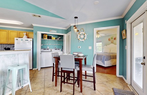 Gulf Shores Condo | Wonderful Family Retreat Near the Coast W/Free WiFi & Shared Pool/Hot Tub
