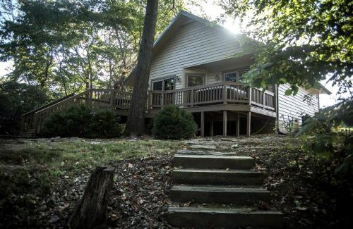 Carbondale House | Wonderful Lakefront Cabin with Hot-tub in Carbondale, Illinois