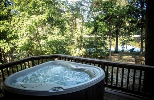 Carbondale House | Wonderful Lakefront Cabin with Hot-tub in Carbondale, Illinois