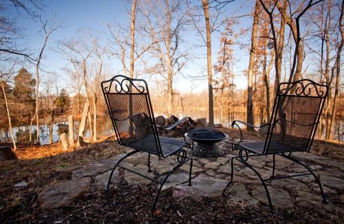 Carbondale House | Wonderful Lakefront Cabin with Hot-tub in Carbondale, Illinois