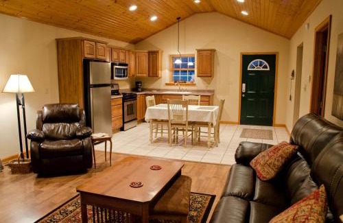 Carbondale House | Wonderful Lakefront Cabin with Hot-tub in Carbondale, Illinois