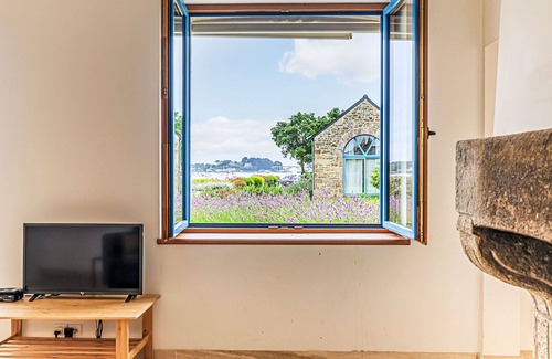 La Trinite-sur-Mer House | Wonderful private villa for 4 people with TV, terrace and parking