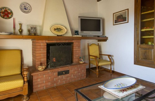 Piazza al Serchio House | Wonderful private villa for 4 people with WIFI, private pool, TV, balcony, pets allowed and park...