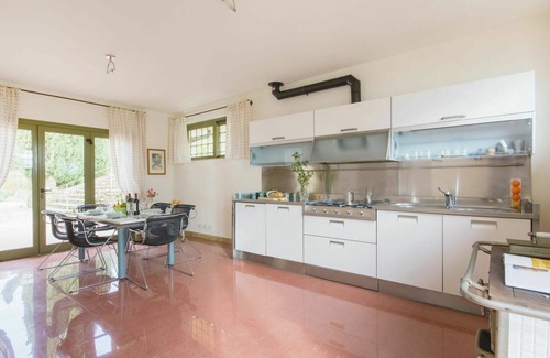 Montignoso Villa | Wonderful private villa with WIFI, A/C, private pool, TV, patio, pets allowed and parking