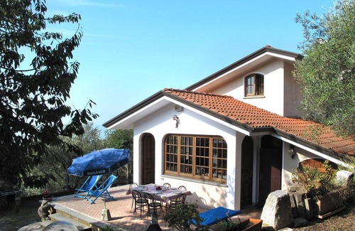 Montignoso House | Wonderful private villa for 10 guests with WIFI, TV, terrace, pets allowed and parking