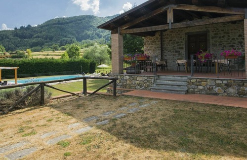 Camporgiano Villa | Wonderful private villa for 16 people with WIFI, private pool, TV, pets allowed and parking