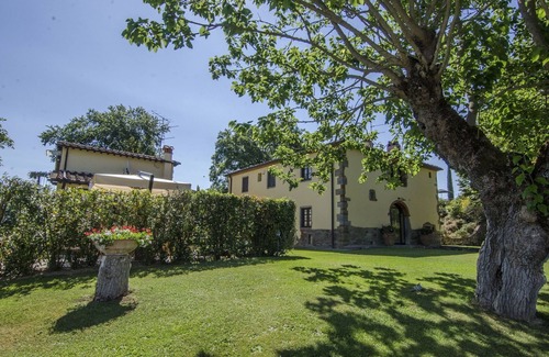 Terranuova Bracciolini Villa | Wonderful private villa with WIFI, private pool, A/C, hot tub, TV, pets allowed and panoramic view