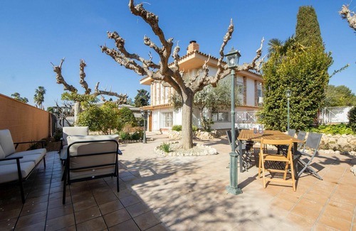 Tamarit House | Wonderful private villa with A/C, private pool, WIFI, TV, balcony, pets allowed and parking