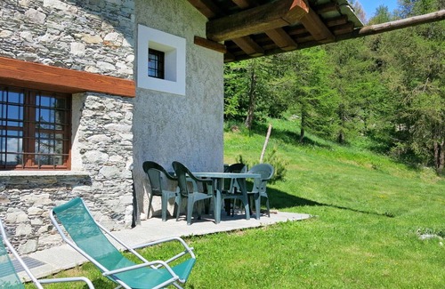Sampeyre House | Wonderful private villa for 5 people with TV, patio and parking