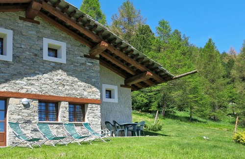 Sampeyre House | Wonderful private villa for 5 people with TV, patio and parking