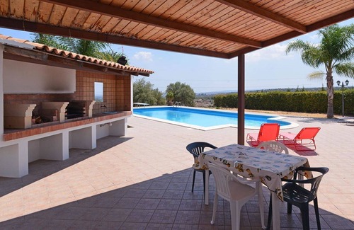Floridia House | Wonderful private villa for 6 guests with A/C, WIFI, pool, TV, patio, pets allowed and parking