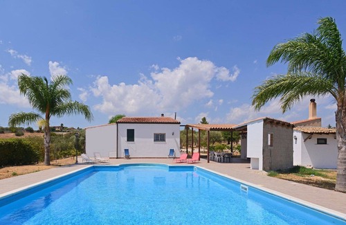 Floridia House | Wonderful private villa for 6 guests with A/C, WIFI, pool, TV, patio, pets allowed and parking