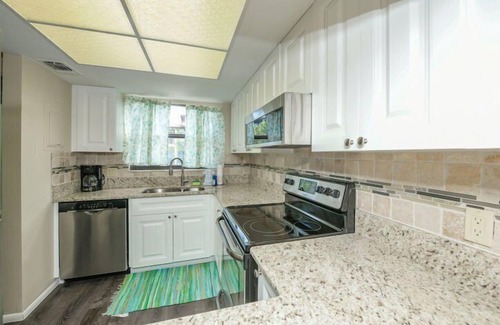 Holmes Beach House | WONDERFUL TOWNHOME WITH VIEWS OF THE GULF! 2 BEDROOM, 2.5 BATH WITH HEATED POOL AND EASY WALK TO TH