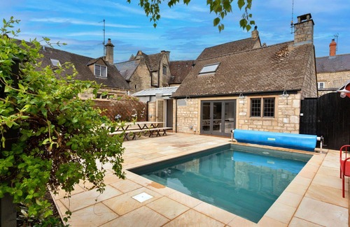 Painswick House | Wonderful villa for 19 guests with pool, WIFI, TV, pets allowed and parking