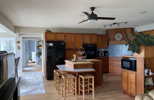 Brew Bay House | Wonderful Waterfront Family Home in Powell River~ Outstanding Views!