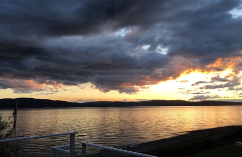 Brew Bay House | Wonderful Waterfront Family Home in Powell River~ Outstanding Views!