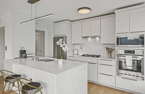 Capitol Hill Apartment | Wonderful Waterfront Apt for 5! Pkg & City Views