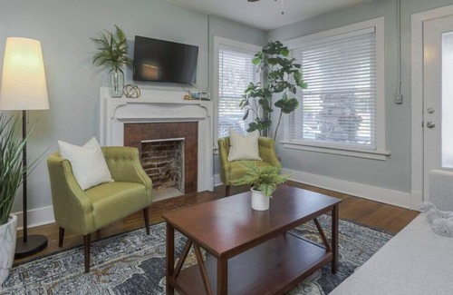 Central Hyde Park Apartment | Wonderful Whereabouts: 1bd/1ba