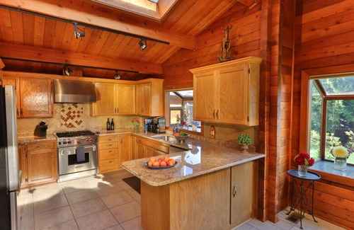 Walla Walla East House | Wood Duck Lodge · Amazing cedar log home with private lake